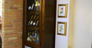 Vetrina-bottigliera-su misura-legno design esclusivo
